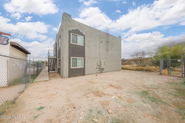 Building Photo - 312 E 24th St