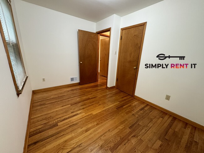 Building Photo - 4 Bedroom Near Campus with Hardwood Floors!