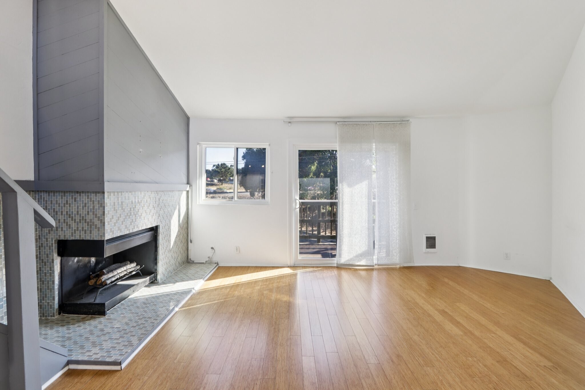 Living room with balcony - 5400 Mountain Blvd