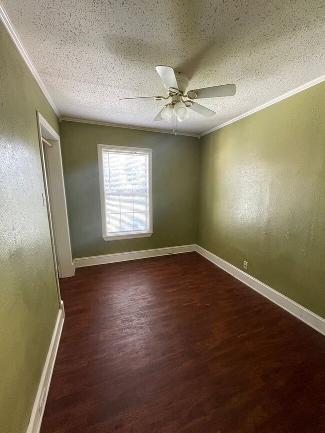 Building Photo - Adorable Highland 1 Bed / 1 Bath Apartment