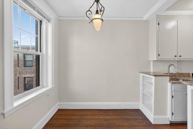 Building Photo - 118 Riverway St