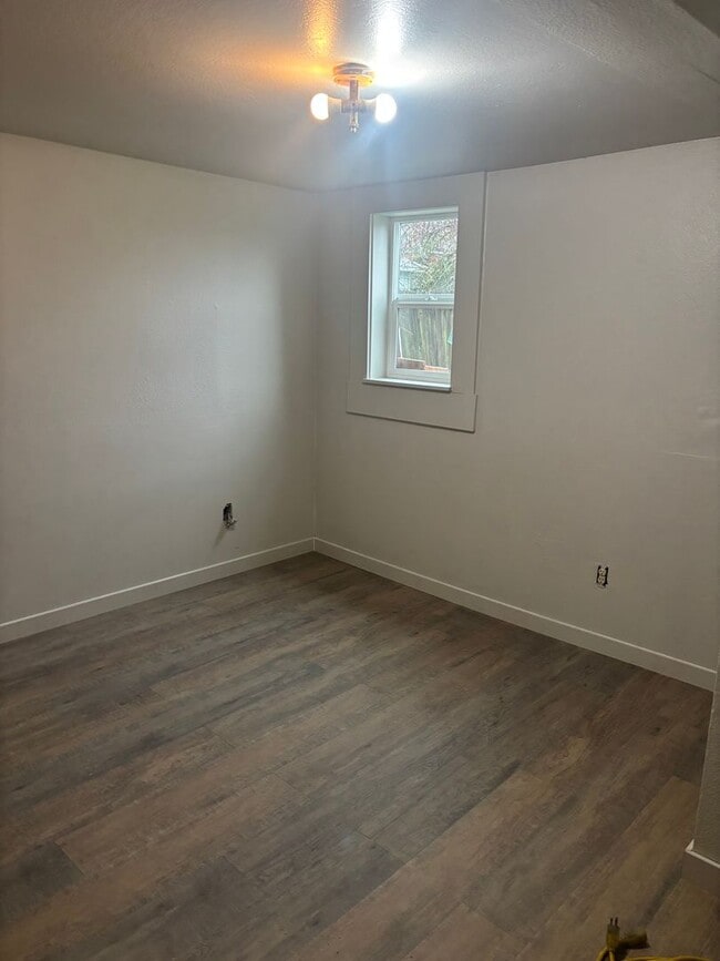 Building Photo - 148-150 Gregory Dr