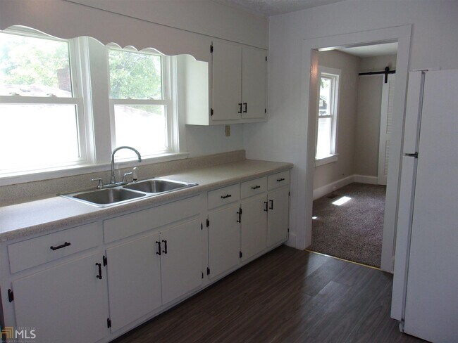 Building Photo - 225 Lowry St NE