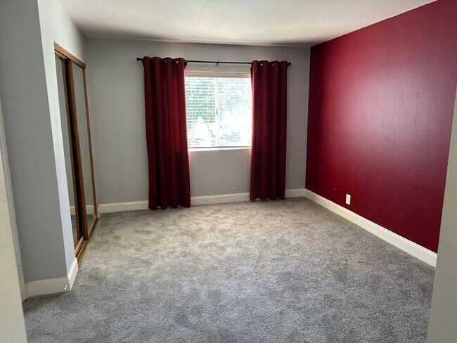 Building Photo - Beautiful 3 + 2 Condo Santa Clarita