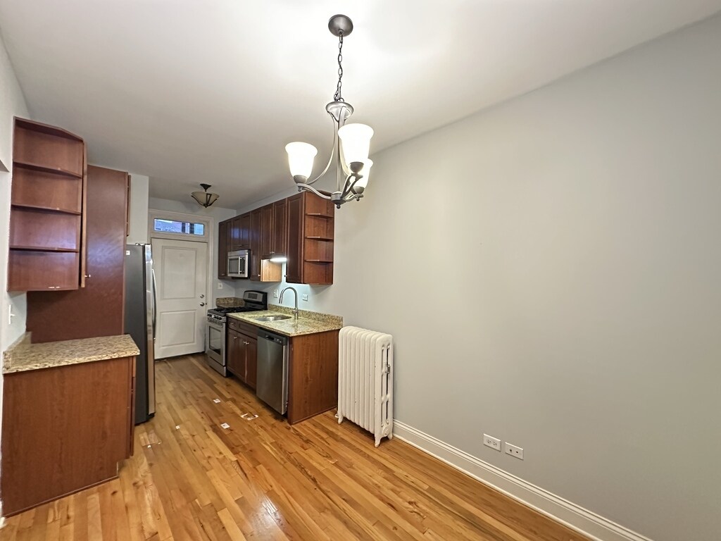 Building Photo - 749 W Addison St