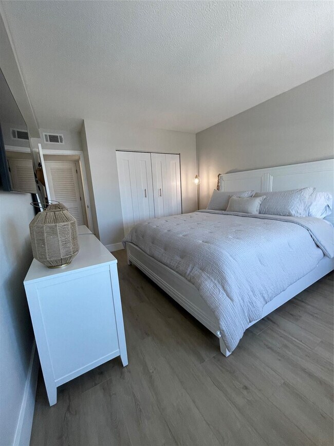 Building Photo - 400 Kings Point Dr