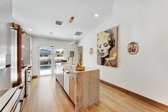 Building Photo - 413 SW 15th Ave