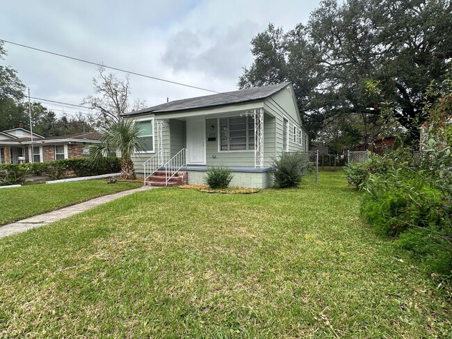 Building Photo - Ready Now- 3 Bedroom 1-Bathroom Home!