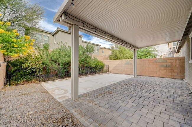 Building Photo - N Las Vegas Beautiful 3 bedroom townhome w...