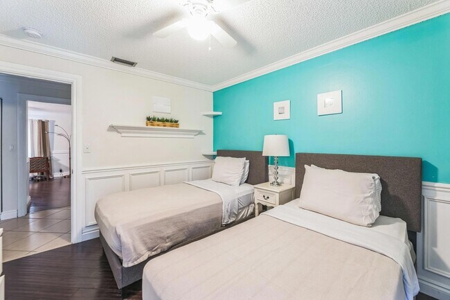 Building Photo - 2924 NW 69th Ct