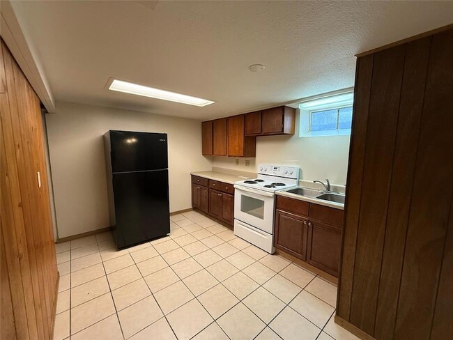 Building Photo - 703 16th St