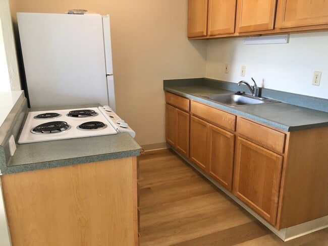 Building Photo - Citron Villa, 1 bdrm, 1 bath, 1 covered pk...