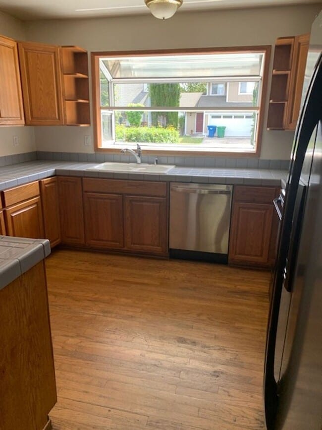 Building Photo - Great Home in H Section of Rohnert Park ~ 5 bedrooms and 2 bathrooms ~ Co Signers are Accepted