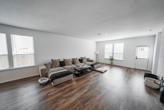 Building Photo - Beautifully Maintained Single-Story Home i...
