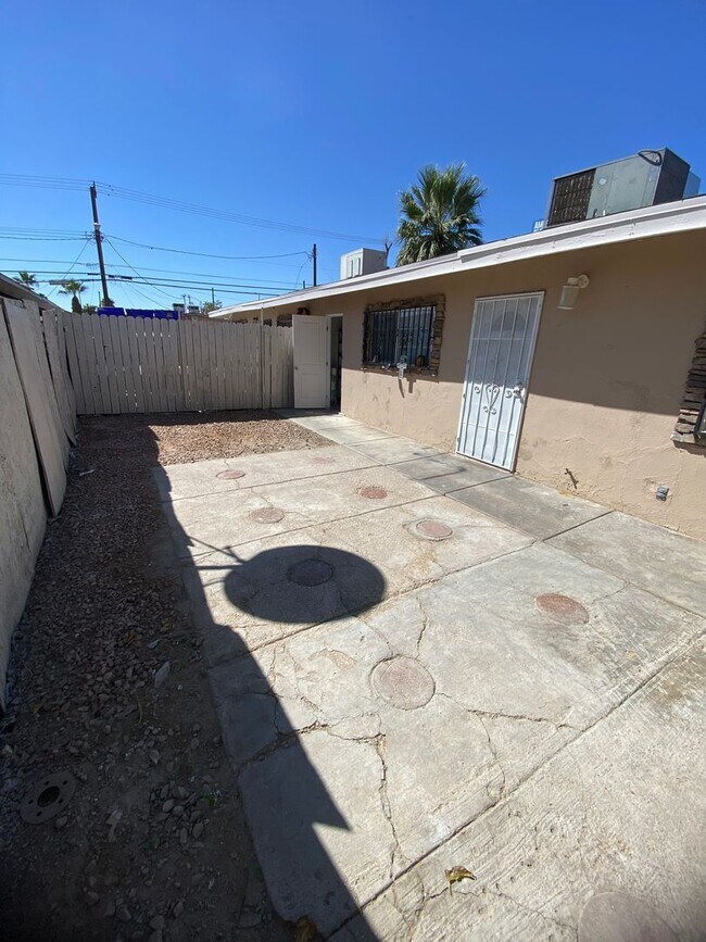 Building Photo - 2p2106