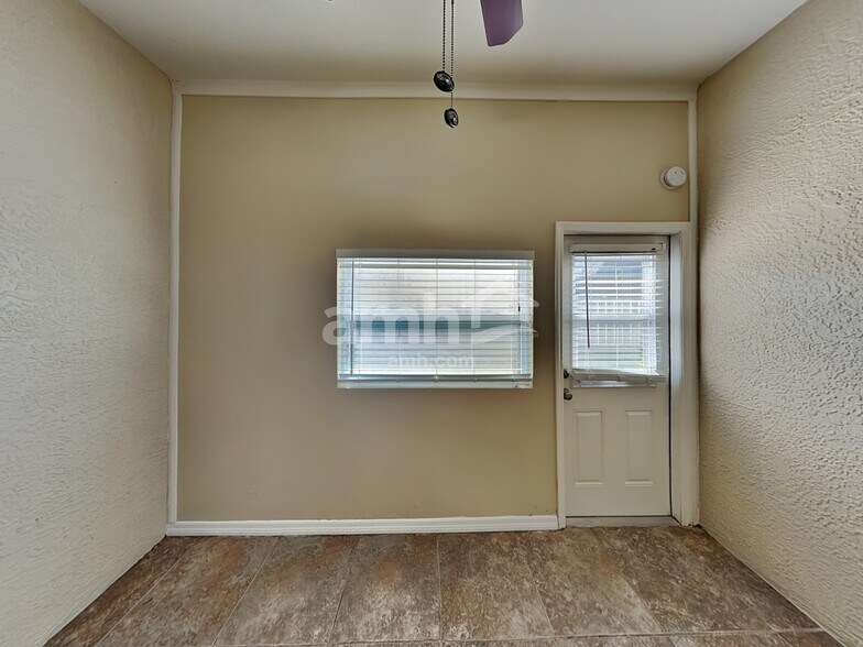 Building Photo - 823 Springwood Cir