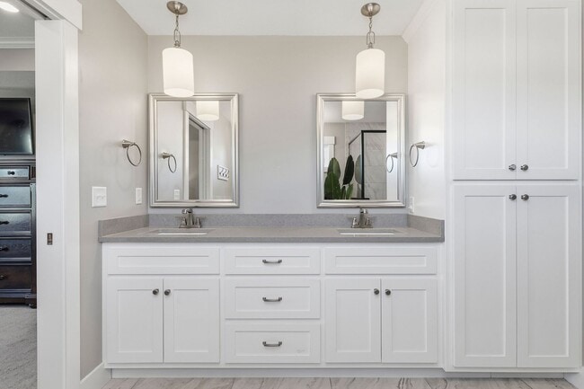 Building Photo - Stunning 6 Bed, 3 Bath Heritage Hills Home | 3-Car Garage | Walk-Out Basement