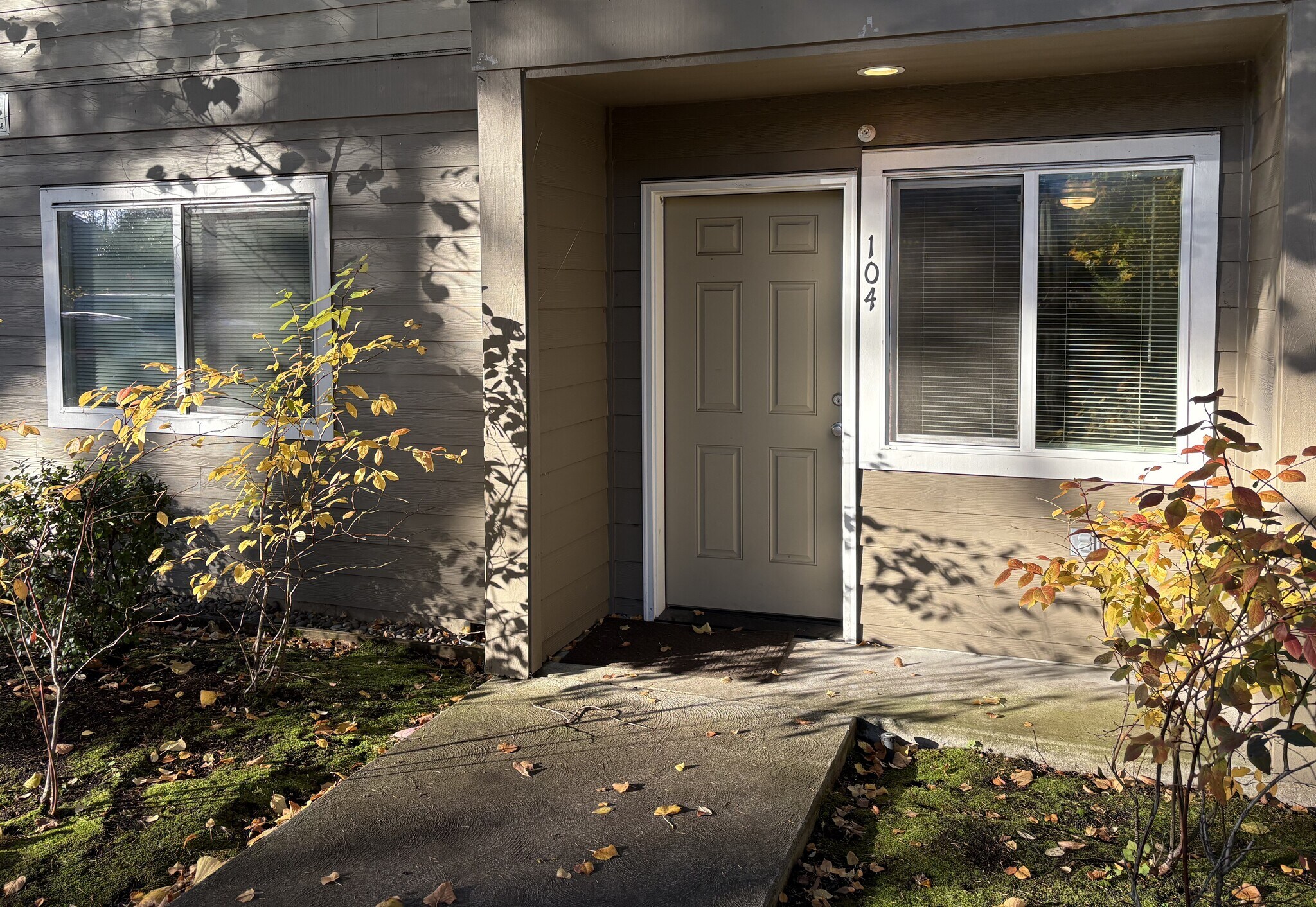 Building Photo - 909 W 4th Ave