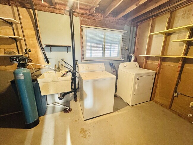 Building Photo - Nice Single family home 4-Bedroom Retreat with 2 Baths in Eagan – Your Perfect Home Awaits