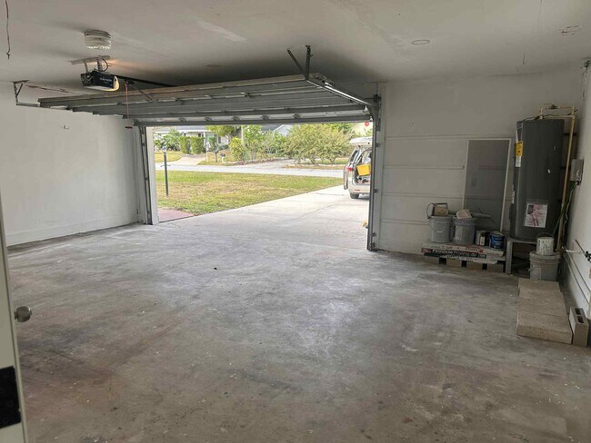 Building Photo - 1900 Manor Cir SE