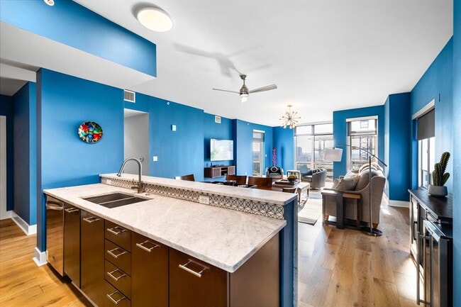 Building Photo - 603 Davis St