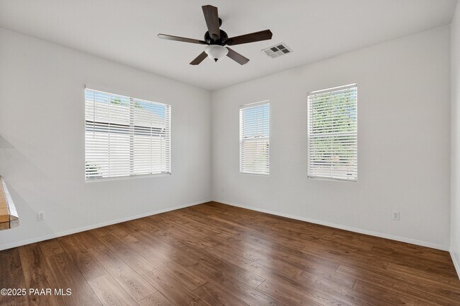 Building Photo - 1531 Essex Way
