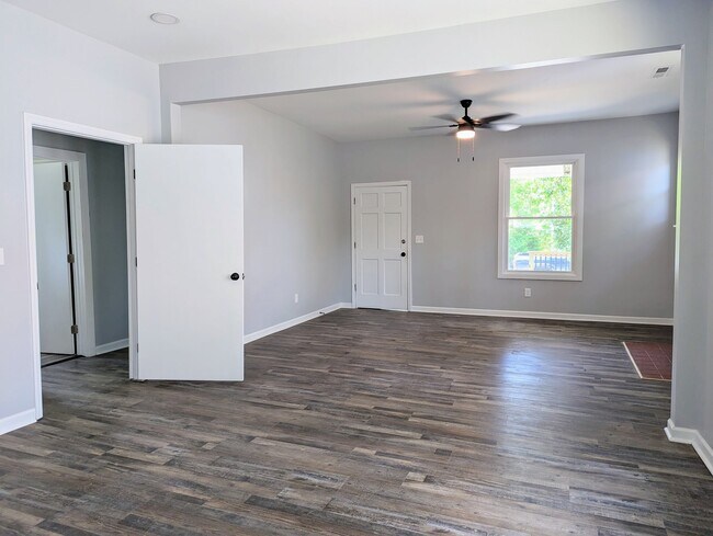 Building Photo - 1004 S Beech St