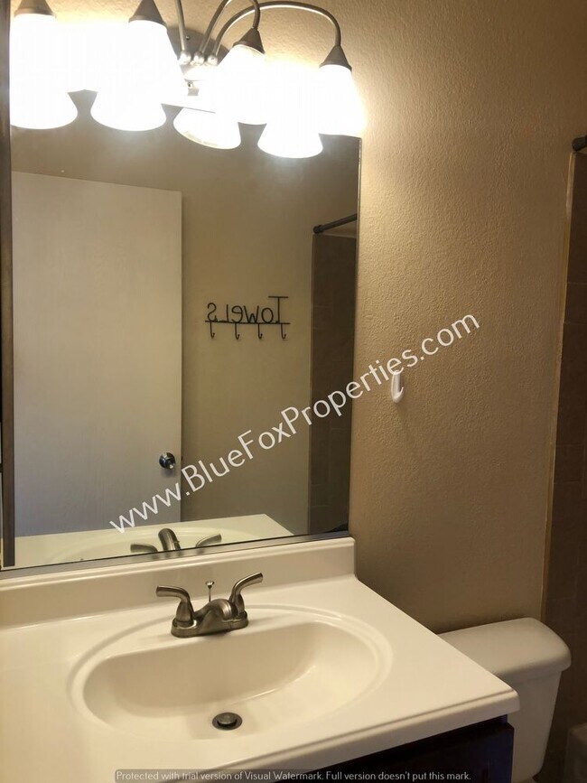 Building Photo - 3357 N Country Club Rd