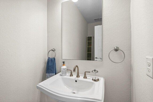 Building Photo - 401 Sitlington Ln