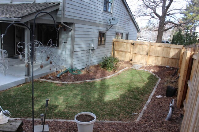 Building Photo - 5 BR/3 1/2 BA in the Desirable Meadowglen Community!!