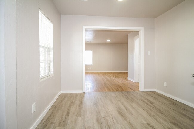 Building Photo - 206 W Kittyhawk Dr