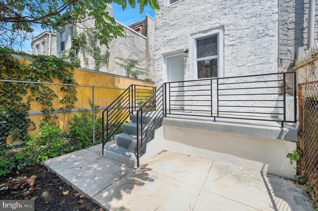 Building Photo - 330 N 61st St