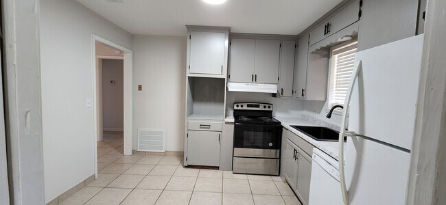 Building Photo - 2018-2020 Beverly Dr.