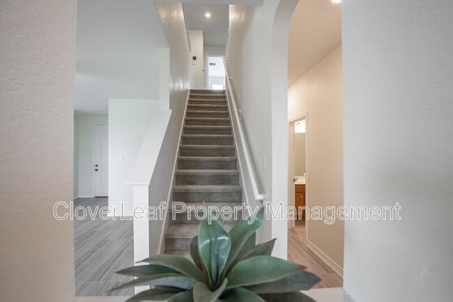 Building Photo - 571 Pebble Bend