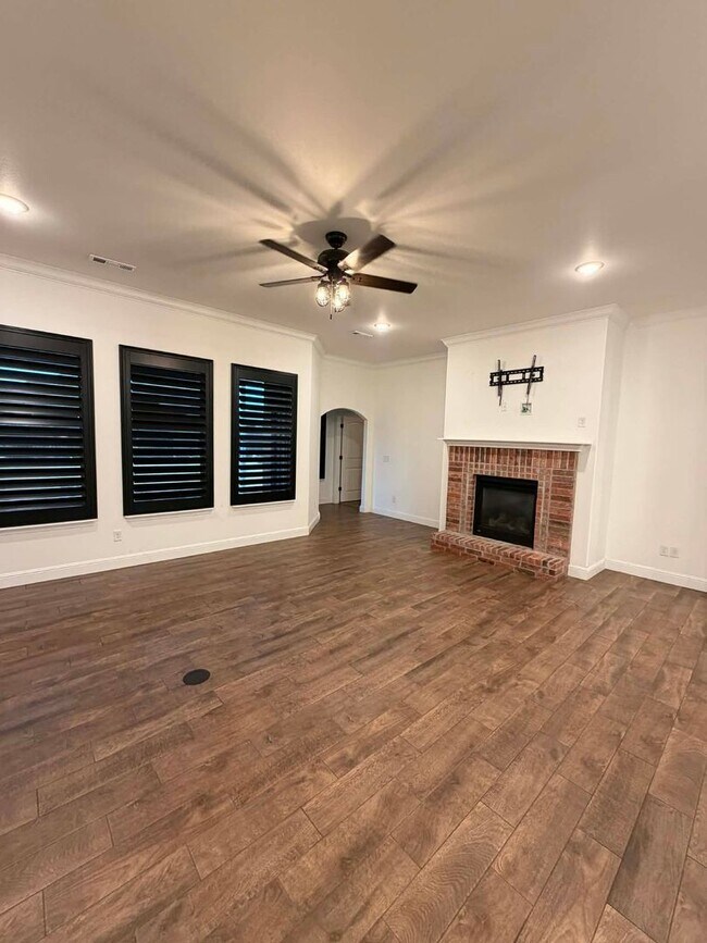 Building Photo - 329 E Greystone Square