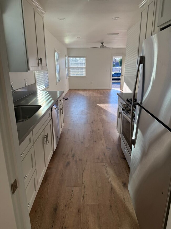 Building Photo - Beautifully Updated 2/2 Duplex - 4033 Miller Way