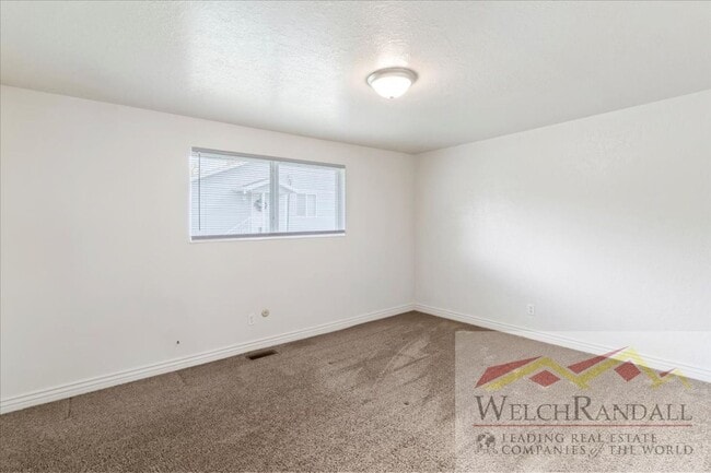 Building Photo - 2 Bedroom 1 Bath Duplex in Riverdale
