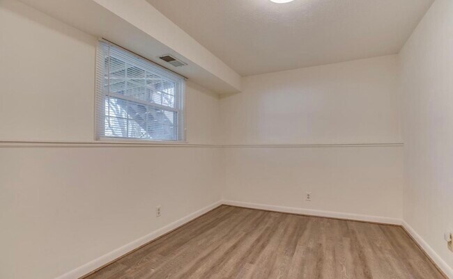Building Photo - 2801 Reign St