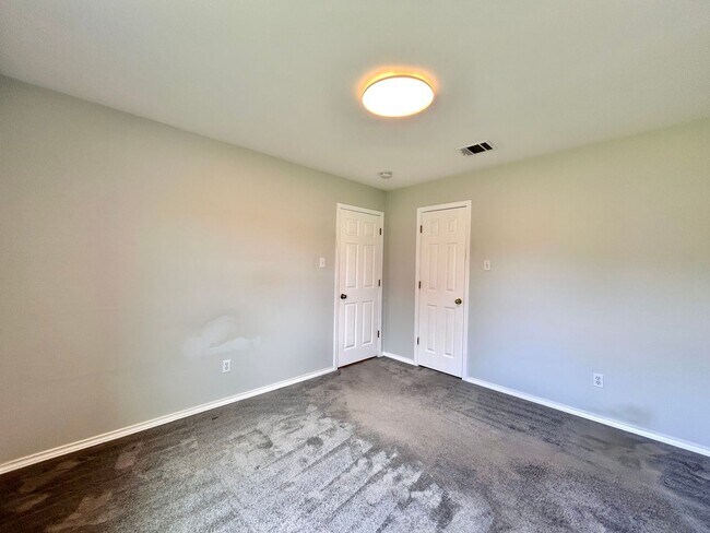 Building Photo - Spacious 4/BR 3/BA One-Level Home with Lar...