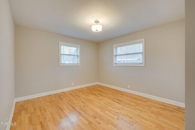 Building Photo - 336 W Ln St