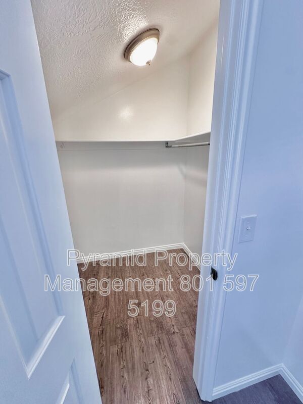 Building Photo - 1099 Shepard Ln