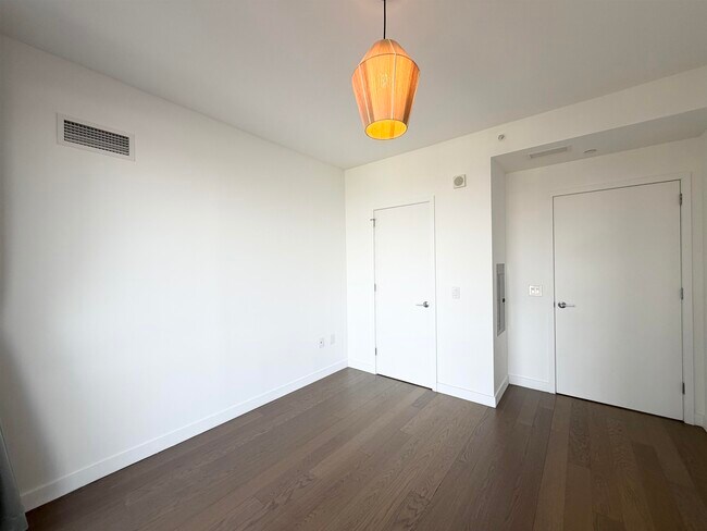 Building Photo - 75 Park Ln S