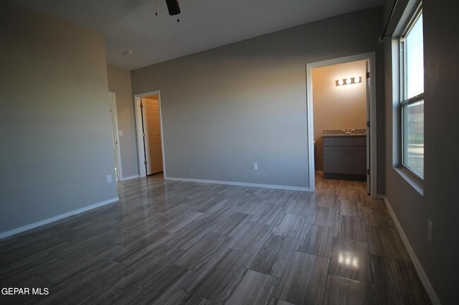 Building Photo - 517 Val Verde St