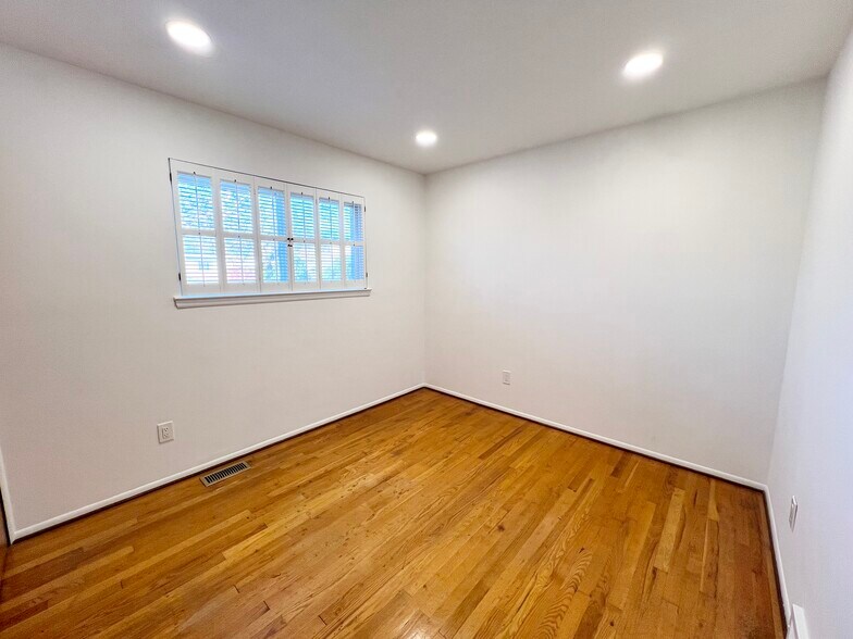 Building Photo - 30541 McGrath Dr