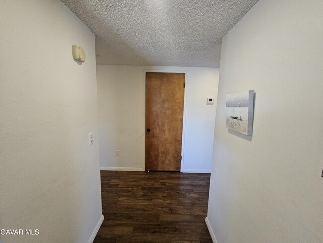 Building Photo - 615 Lakeview Dr