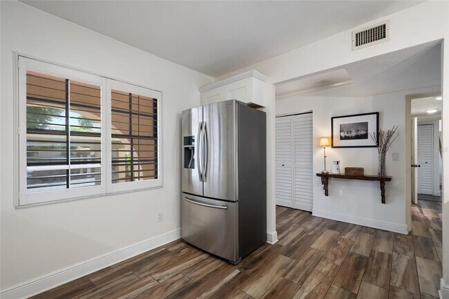 Building Photo - 104 S Interlachen Ave