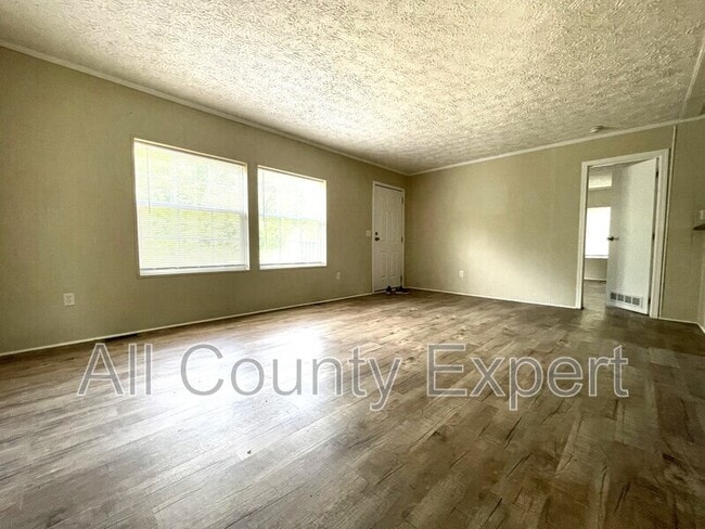 Building Photo - 327 Reavis Mountain Rd