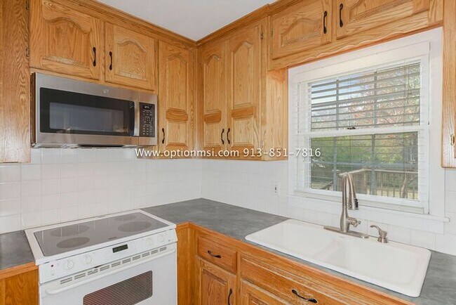 Building Photo - Ready for immediate move-in!