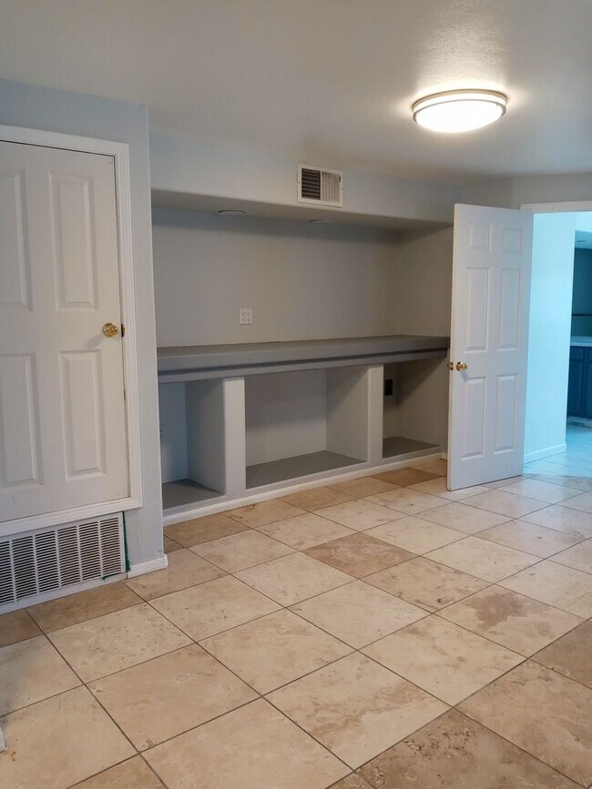 Building Photo - FIVE BEDROOMS!