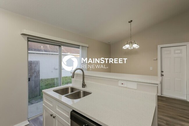 Building Photo - 3 Bedroom Pet-Friendly Home in RUSKIN, FL with Main Street Renewal